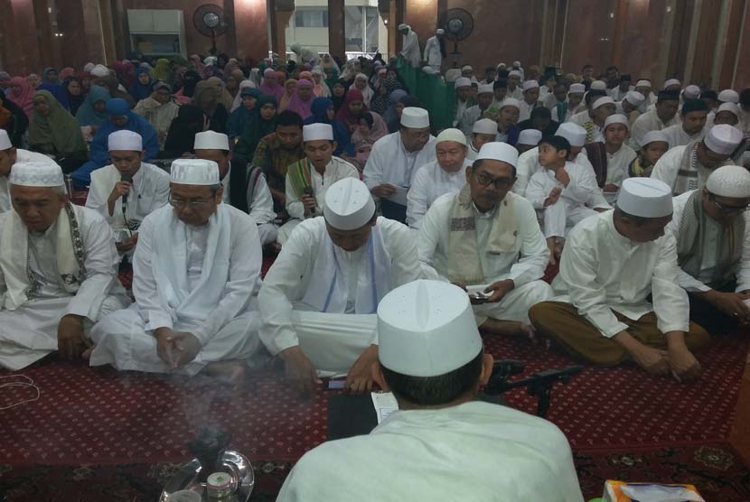 Suasana doa akhir tahun dan awal tahun Hijrah Majelis Taklim Khair di Bogor, Jawa Barat, Selasa (13/10).