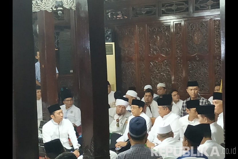 Suasana doa bersama di kediaman Presiden RI ke-6 Susilo Bambang Yudhoyono (SBY), Cikeas, Bogor, Jawa Barat, Senin (3/6). 