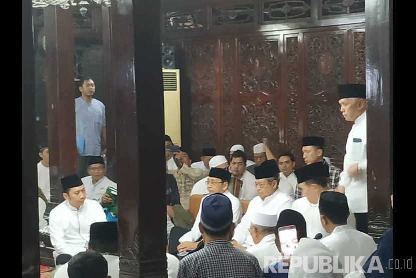 Suasana doa bersama di kediaman Presiden RI ke-6 Susilo Bambang Yudhoyono (SBY), Cikeas, Bogor, Jawa Barat, Senin (3/6).