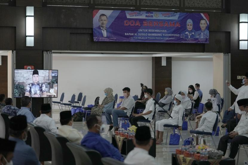 Suasana doa bersama yang diadakan Fraksi Demokrat DPR yang diikuti puluhan anak yatim piatu untuk kesembuhan Presiden ke-6 RI Susilo Bambang Yudhoyono (SBY) di Kalibata, Jaksel, Rabu (10/11).