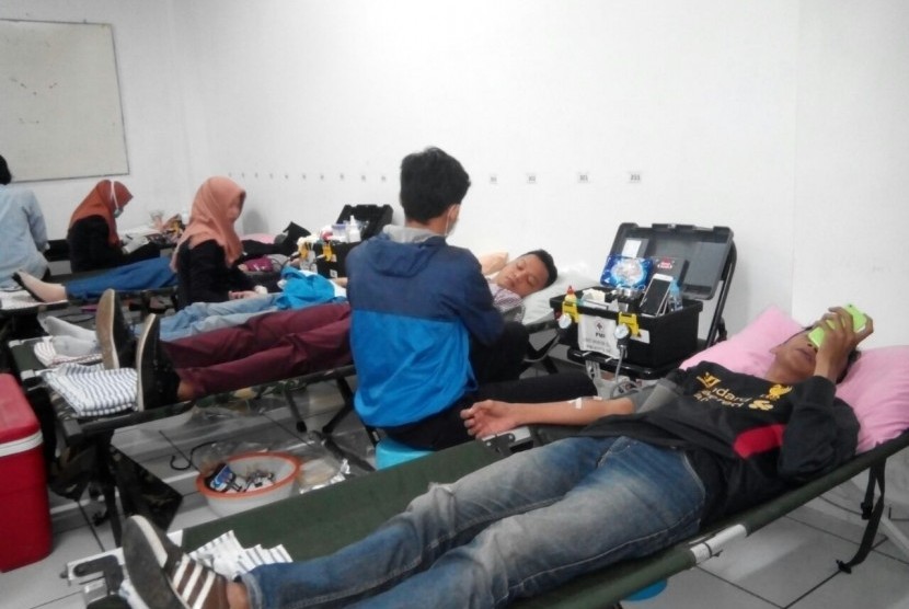 Suasana donor darah yang diadakan oleh senat mahasiswa BSI Margonda Depok.