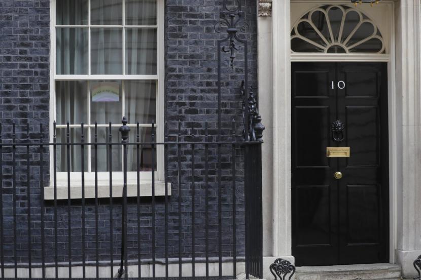 Suasana Downing Street di London, kantor Perdana Menteri Inggris, Boris Johnson. Boris Johnson sedang beristirahat di rumah sakit setelah dinyatakan pulih dari Covid-19. Masyarakat Inggris diminta untuk tidak keluar rumah saat Paskah agar jumlah kasus infeksi tidak terus bertambah.