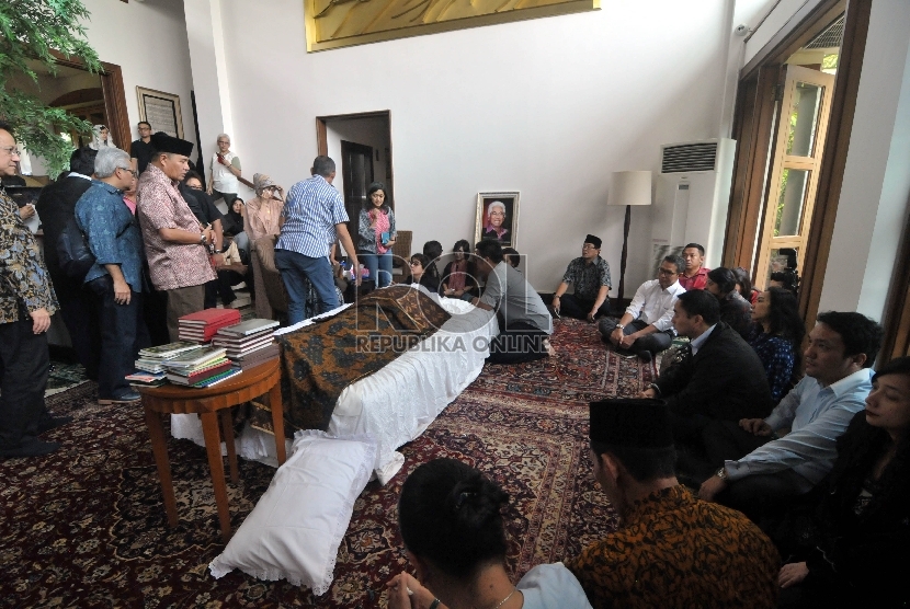 Suasana duka kediaman Pengacara Senior Adnan Buyung Nasution di Jalan Poncol Lestari, Lebak Bulus, Jakarta, Rabu (23/9).Rakhmawaty La'lang/Republika