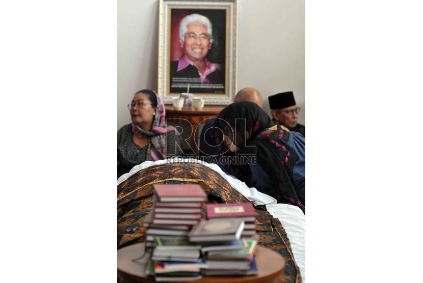 Suasana duka keluarga dan kerabat Pengacara Senior Adnan Buyung Nasution di Jalan Poncol Lestari, Lebak Bulus, Jakarta, Rabu (23/9).