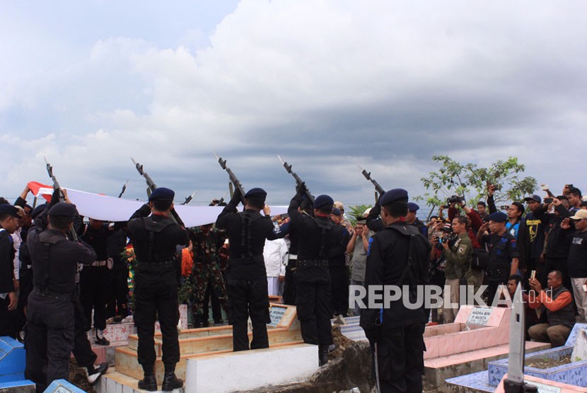 Suasana Duka mengiringi keberangkatan Jenazah Brigadir Firman yang tewas ditembak KKB di Tembagapura. Rabu (15/11).