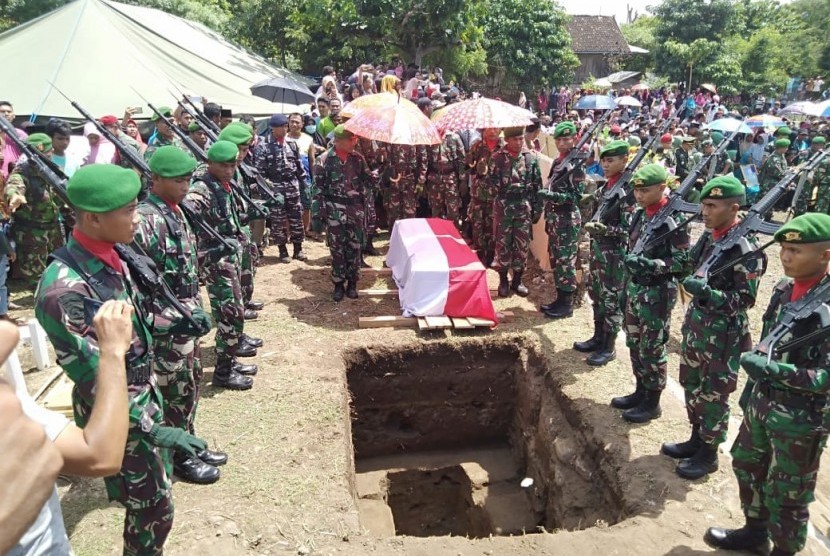Suasana duka mengiringi pemakaman Sertu Anumerta Mirwariyadin Desa Nipa, Kecamatan Ambalawi, Kabupaten Bima, Sabtu (9/3).