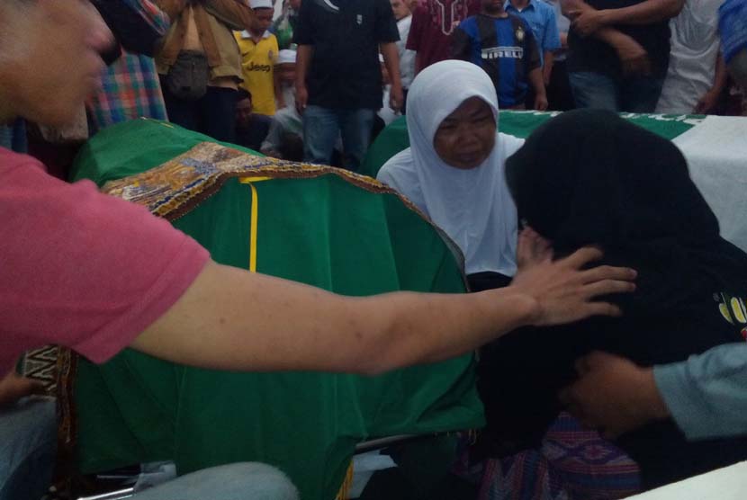 Suasana duka menyelimuti rumah Gunawan, pengendara Gojek yang tewas ditabrak Kopaja, di Kalibata Pulo, Jakarta Selatan, Rabu (16/9).