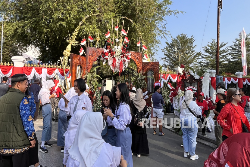 Suasana euforia warga dan wisatawan di Kawasan Istana Kepresidenan Yogyakarta di momen HUT ke-80 tahun RI, Ahad (17/8/2025). 