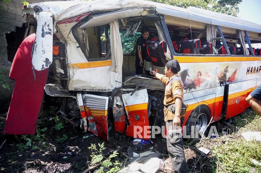 Suasana evakuasi bangkai bus pariwisata PO Harapan Jaya yang tertabrak KA Rapih Doho di perlintasan kereta api tanpa palang pintu di Desa Ketanon, Tulungagung, Jawa Timur, Ahad (27/2/2022). Kecelakaan yang terjadi sekitar pukul 05.00 WIB itu menyebabkan lima dari 43 penumpang termasuk awak bus meninggal dunia dan 14 lainnya luka-luka dan harus dilarikan ke RSUD dr. Iskak Tulungagung untuk mendapat pertolongan kedaruratan medis.