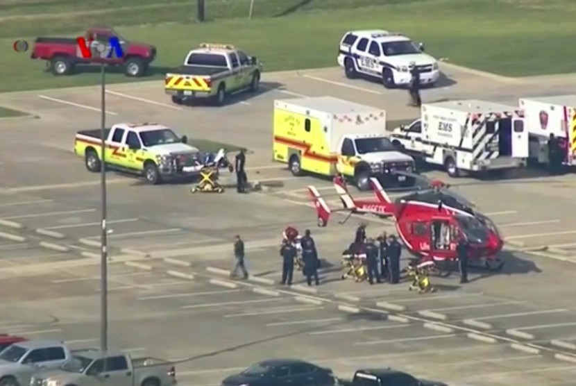 Suasana evakuasi korban penembakan sekolah di Santa Fe, Texas, AS