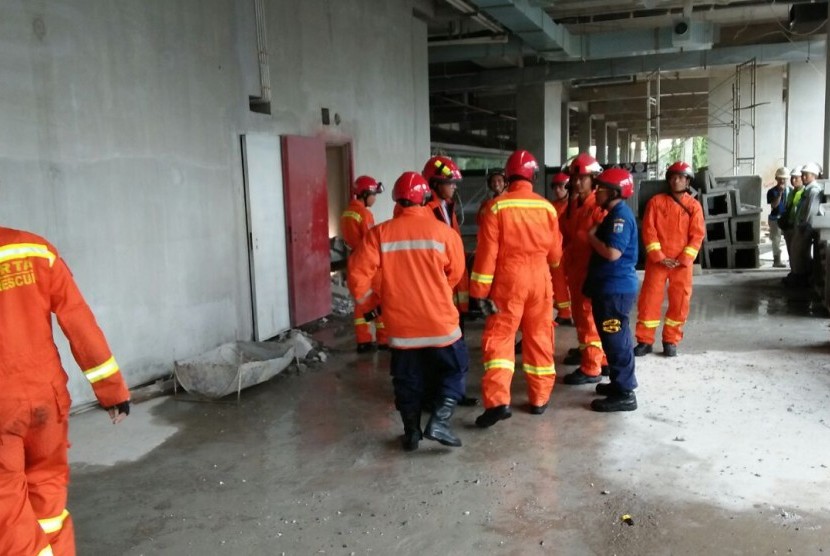 Suasana evakuasi korban robohnya tangga darurat di apartemen Grand Kamala Lagoon Jalan KH Noer Ali, Bekasi Selatan, Kota Bekasi, Rabu (4/1).