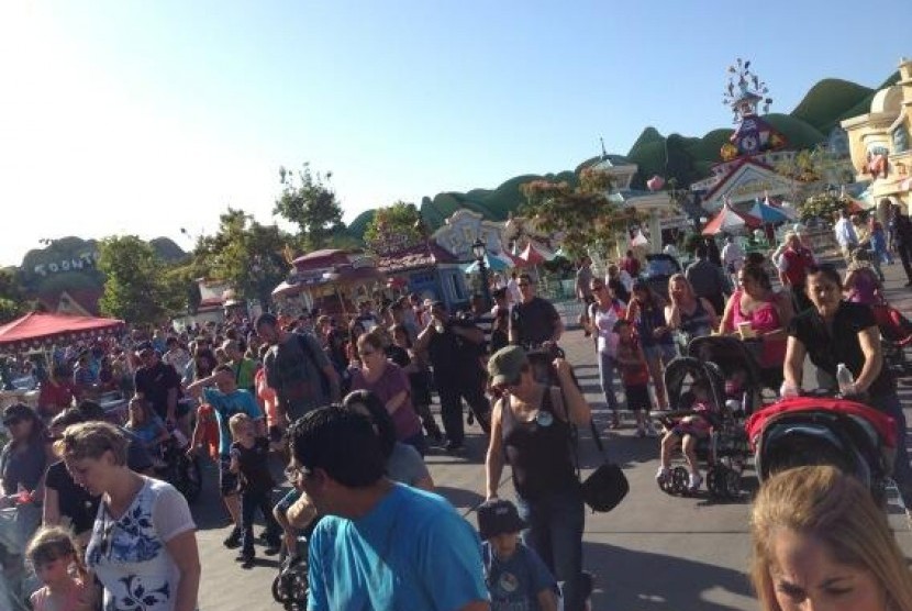 Suasana evakuasi pengunjung di Disneyland, Anaheim, California