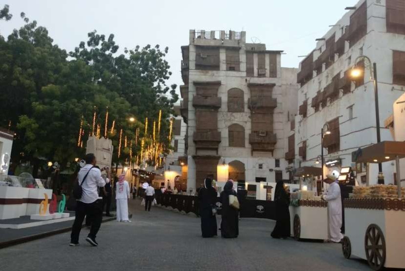 Suasana festival di Kota Tua Jeddah, Kamis (20/9). Arab Saudi Berlakukan Denda Jutaan Rupiah untuk Buang Sampah dari Jendela
