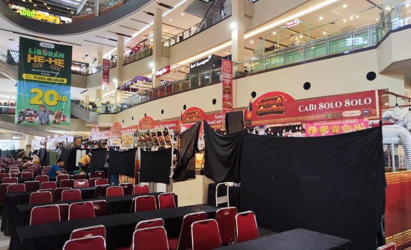 Suasana Festival kuliner pecinan nusantara atau festival kuliner non halal di Solo Paragon Mall yang sempat diberhentikan sementara lantaran menuai protes dari masyarakat, Kamis (4/7/2024).