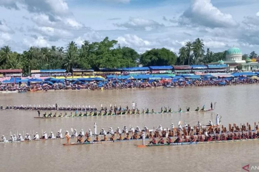 Suasana Festival Pacu Jalur di Tepian Narosa, Kabupaten Kuantan Singingi, Riau, Ahad, (21/8/22). 