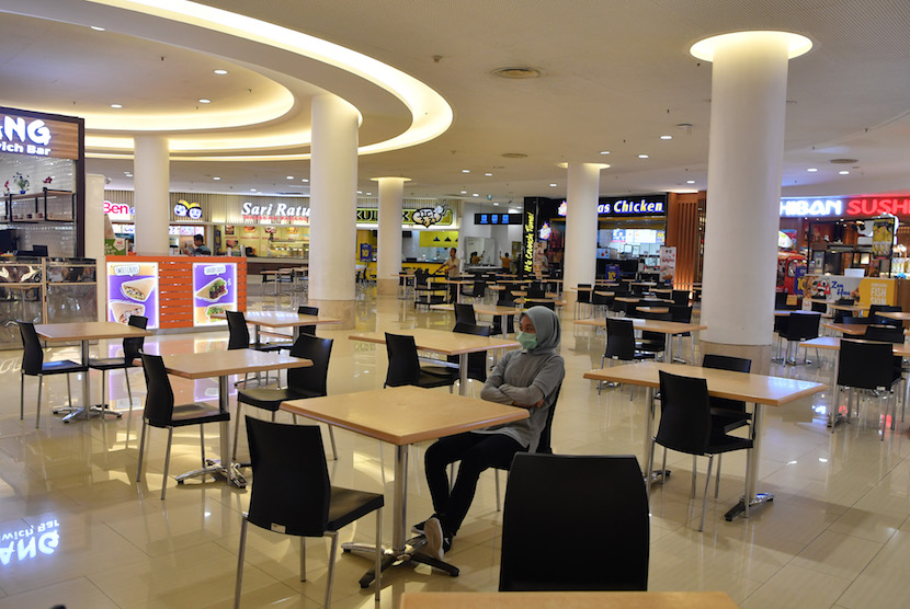 Suasana food court yang tampak sepi di salah satu pusat perbelanjaan.  Pemerintah Kabupaten Karawang menutup seluruh pusat perbelanjaan hingga 18 April mendatang. 