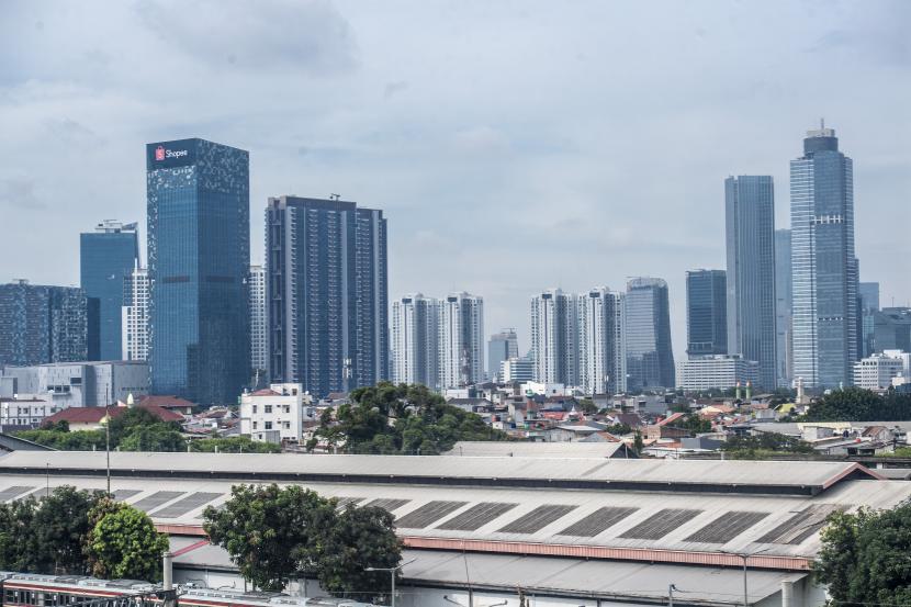 Suasana gedung bertingkat di Jakarta, Senin (10/1/2022). Badan Meteorologi, Klimatologi dan Geofisika (BMKG) memprakirakan seluruh wilayah DKI Jakartacerah sepanjang hari, Rabu (27/7/2022).