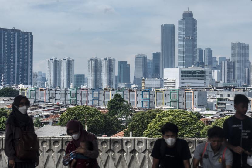 Suasana gedung bertingkat di Jakarta, Senin (10/1/2022). Pemerintah mencatat, pertumbuhan penerimaan pajak penghasilan (PPh) badan mencapai 71,72 persen (yoy) pada 2022.