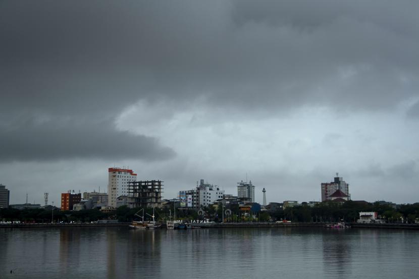 Suasana gedung bertingkat saat awan hitam menggelanyut di langit kota Makassar, Sulawesi Selatan. BMKG IV Makassar mengeluarkan peringatan diri terkait cuaca buruk di kota itu. 