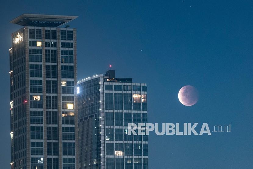 Suasana gedung bertingkat saat terjadi gerhana bulan di Jakarta, Rabu (26/5/2021). 
