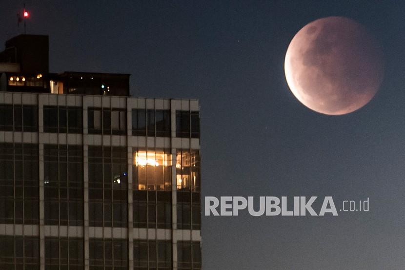 Suasana gedung bertingkat saat terjadi gerhana bulan di Jakarta, Rabu (26/5/2021).Kemenkeu menyampaikan bahwa defisit APBN hingga April 2021 mencapai Rp138,1 triliun dimana angka ini setara dengan 0,83 persen dari PDB dari target defisit sebesar 5,7 persen tahun ini.