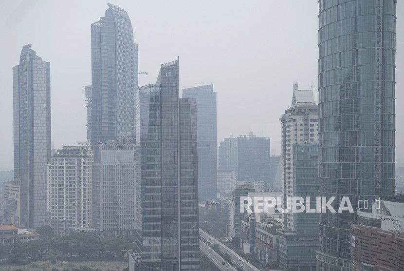 Suasana gedung bertingkat yang terlihat samar karena polusi udara. Polusi udara memiliki banyak dampak buruk, salah satunya mempengaruhi menstruasi.