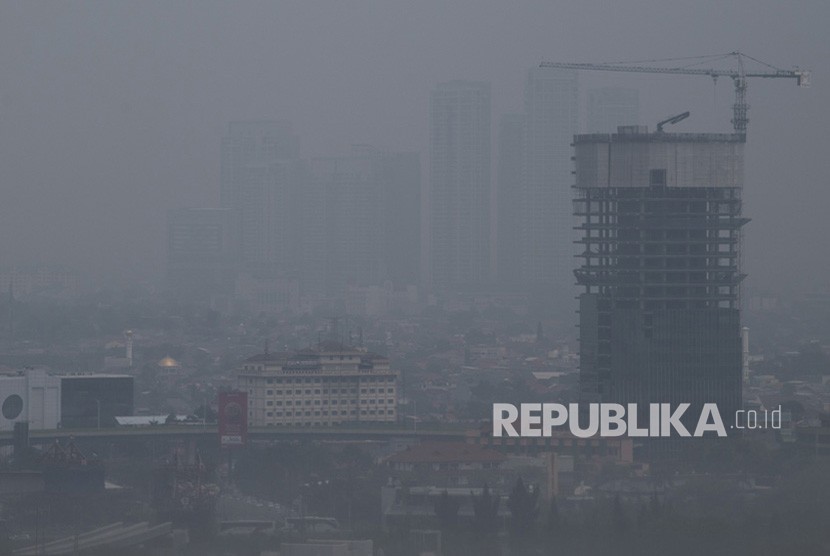 Suasana gedung bertingkat yang terlihat samar karena polusi udara di Jakarta, Kamis (5/9/2019). 