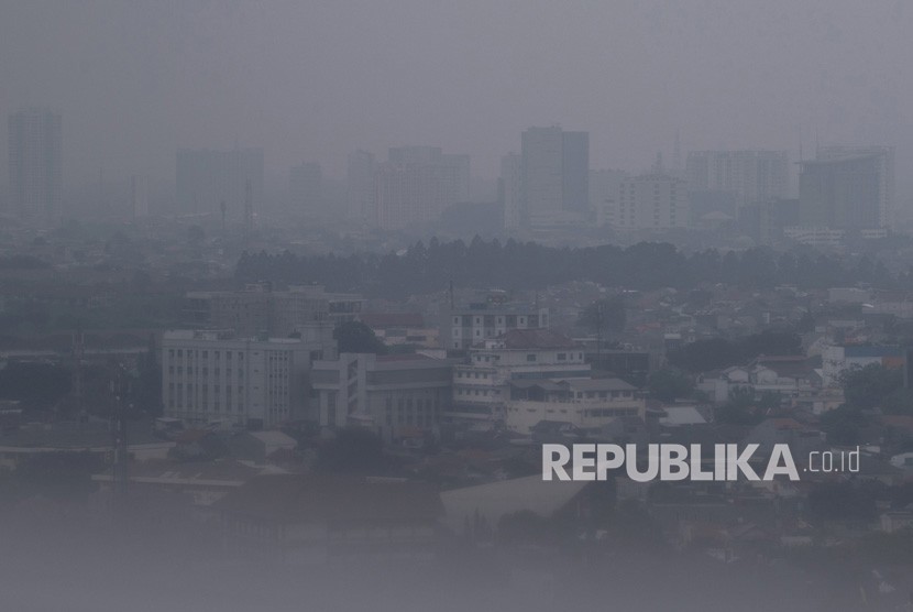 Suasana gedung bertingkat yang terlihat samar karena polusi udara di Jakarta, Kamis (5/9/2019).