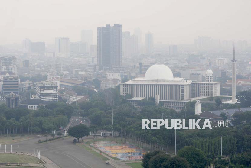 Suasana gedung bertingkat yang terlihat samar karena polusi udara di Jakarta. Kualitas udara di Indonesia terutama Jabodetabek sedang tidak baik-baik saja dua hari ini, yaitu pada Senin-Selasa