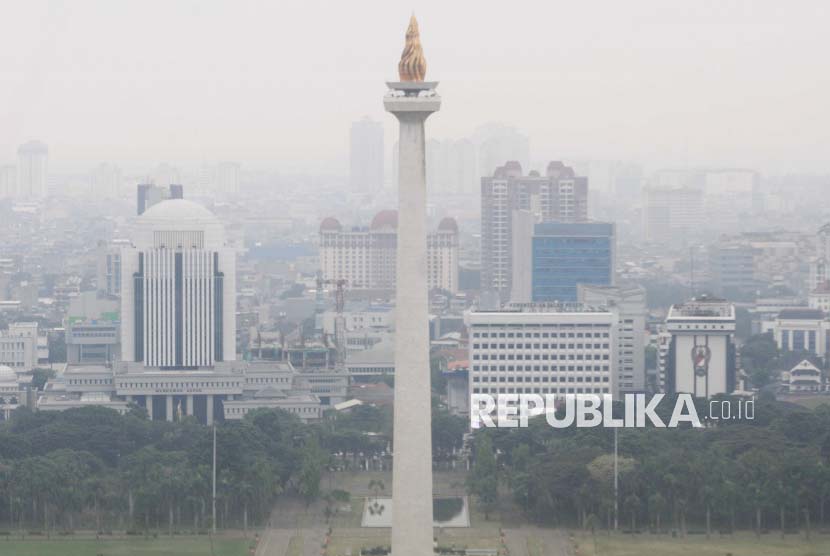 Suasana gedung bertingkat yang terlihat samar karena polusi udara di Jakarta, Selasa (6/6/2023). Polusi udara secara tidak langsung dapat menyebabkan stunting.