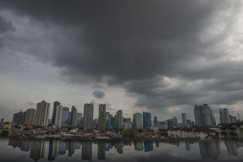 Suasana gedung-gedung bertingkat yang diselimuti awan hitam di Jakarta. Pada Sabtu (24/7), BMKG memperkirakan sejumlah Jakarta diguyur hujan.