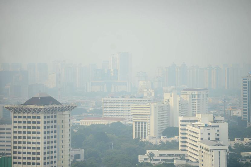 Suasana gedung-gedung bertingkat yang tertutup oleh kabut polusi di Jakarta. KLHK menetapkan empat warga Tangerang tersangka pembakaran limbah elektronik ilegal.