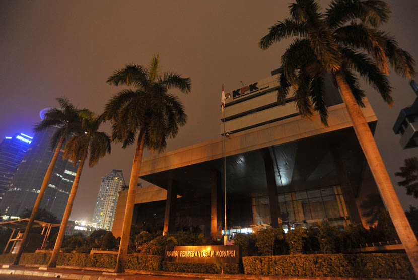  Suasana Gedung KPK yang padam listrik tampak dari luar, Jakarta, Kamis (17/1).   (Antara/Rosa Panggabean)
