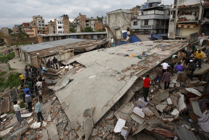 Suasana gedung roboh usai gempa mengguncang Nepal.