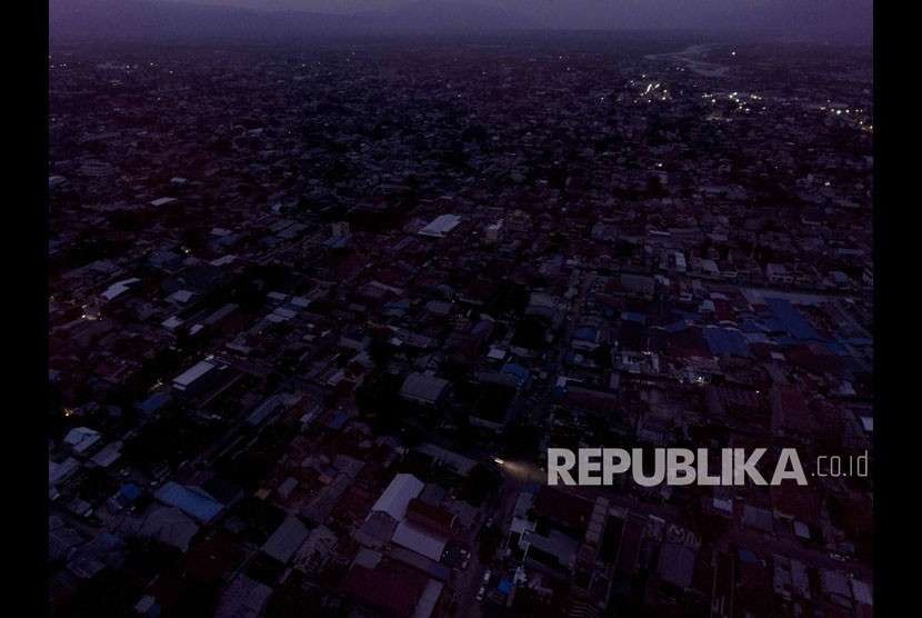 Suasana gelap di daerah Palu Selatan akibat masih terputusnya jaringan listrik di Palu, Sulawesi Tengah, Kamis (4/10) dini hari. 