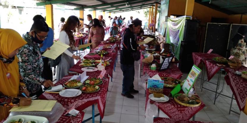 Suasana gelaran Festival Cita Rasa Makanan Khas Projotamansari di Tirta Tamansari, Bantul, DIY.
