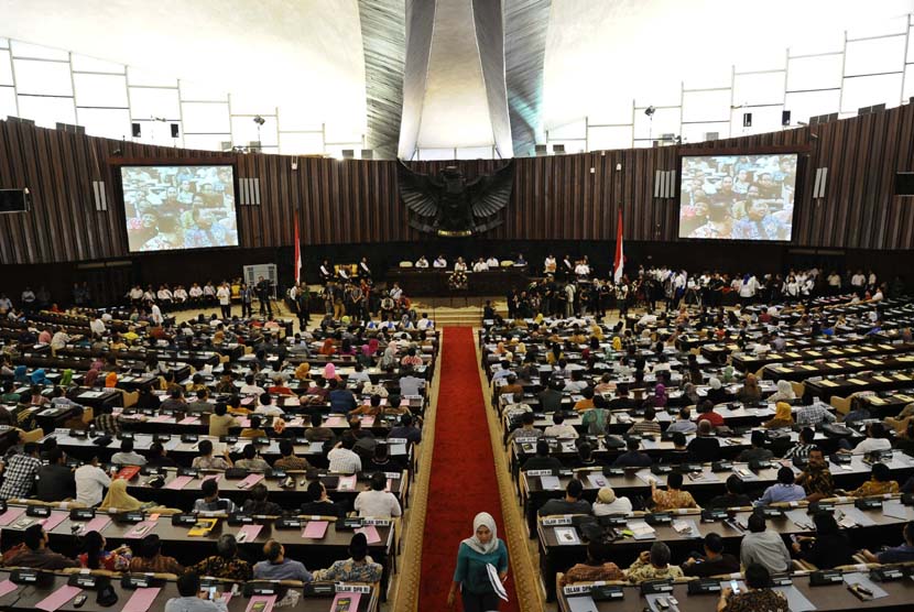Suasana gladi bersih pelantikan anggota DPR di Kompleks Parlemen Senayan, Jakarta, Selasa (30/9). Para legislator terpilih periode 2014-2019 akan disumpah pada Rabu (1/10).