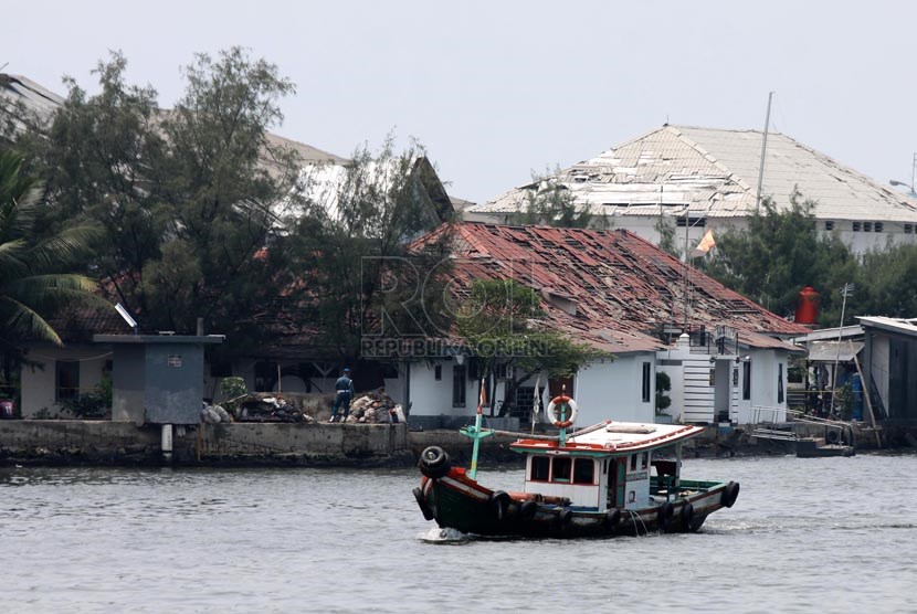 Suasana gudang Amunisi Satuan Komando Pasukan Katak yang hancur akibat ledakan di Kawasan Armada Barat di Pondok Dayung, Jakarta Utara, Rabu (5/3).   (Republika/Yasin Habibi)