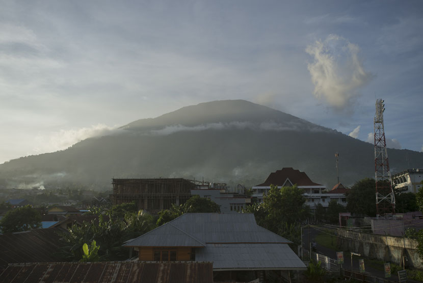Suasana Gunung Gamalama dilihat dari salah satu sudut kota Ternate di Maluku Utara, Jumat (26/12).