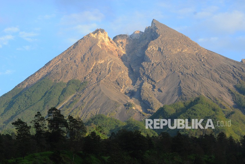 Suasana Gunung Merapi yang terlihat dari obyek wisata Kali Talang, Balerante, Klaten, Jawa Tengah, Rabu (19/12/2018).