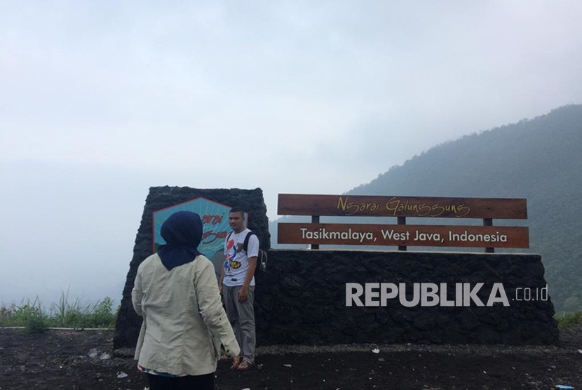 Suasana H+1 Lebaran di destinasi wisata Gunung Galunggung, Desa Linggajati, Kecamatan Sukaratu, Kabupaten Tasikmalaya, Kamis (6/6) sore. 