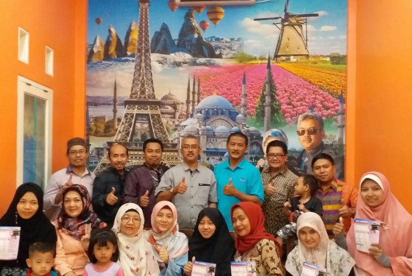 Suasana halal bihalal di kantor Wisata Mulia Tour and Travel, Bekasi.