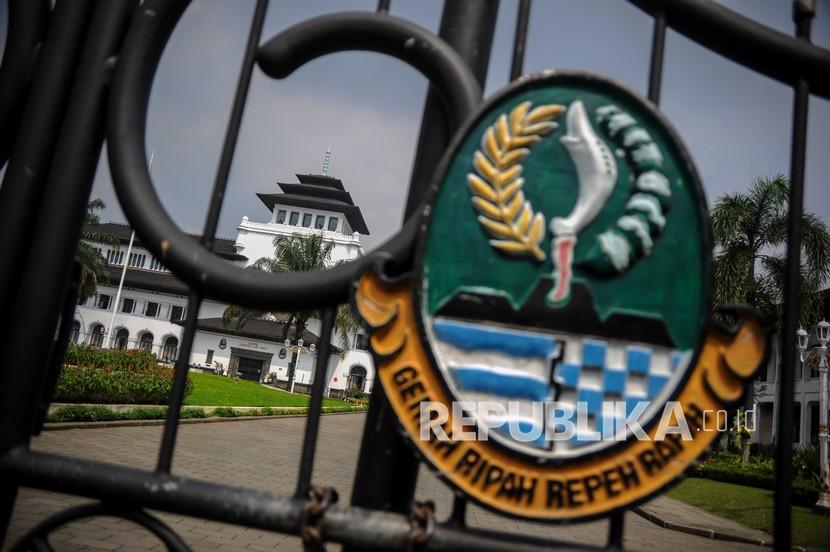 Suasana halaman Gedung Sate di Bandung, Jawa Barat, Kamis (3/6/2021). Gedung Sate yang menjadi pusat pemerintahan Provinsi Jawa Barat kembali ditutup setelah sejumlah ASN dinyatakan terpapar Covid-19 termasuk Wagub Jabar Uu Ruzhanul Ulum (ilustrasi)