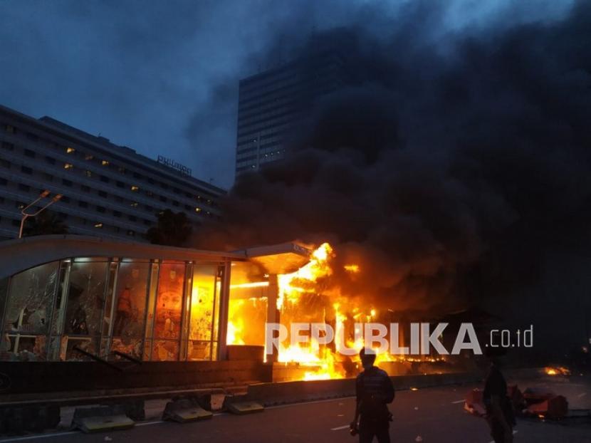 Suasana halte Transjakarta Bundaran HI yang dibakar di Jakarta, Kamis (8/10). 