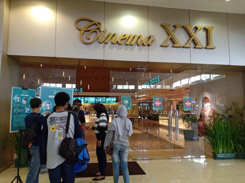 Suasana hari pertama pembukaan bioskop di Summarecon Mall Bekasi, Rabu (28/10).