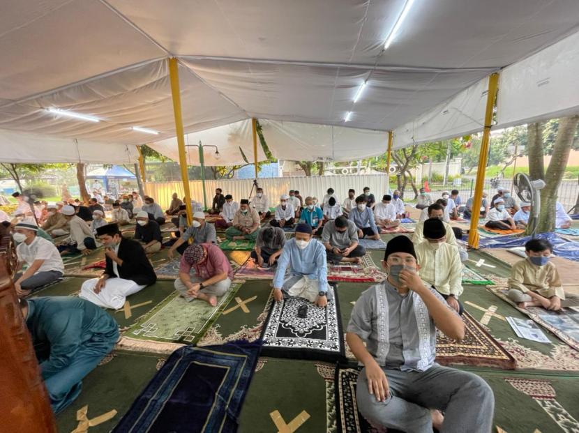Suasana haru warga Taman Vila Maruya yang melakukan shalat Idul Fitri di dalam tenda.