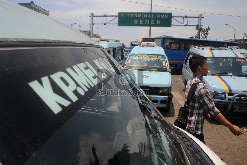  Suasana hilir mudik penumpang dan calon penumpang di Terminal Senen, Jakarta Pusat, Senin (30/3).