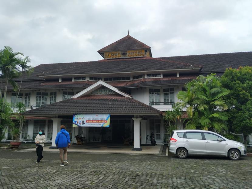 Suasana Hotel Crown Kota Tasikmalaya, Selasa (15/12). Hotel itu akan dijadikan tempat isolasi pasien Covid-19 mulai Rabu (16/12). 