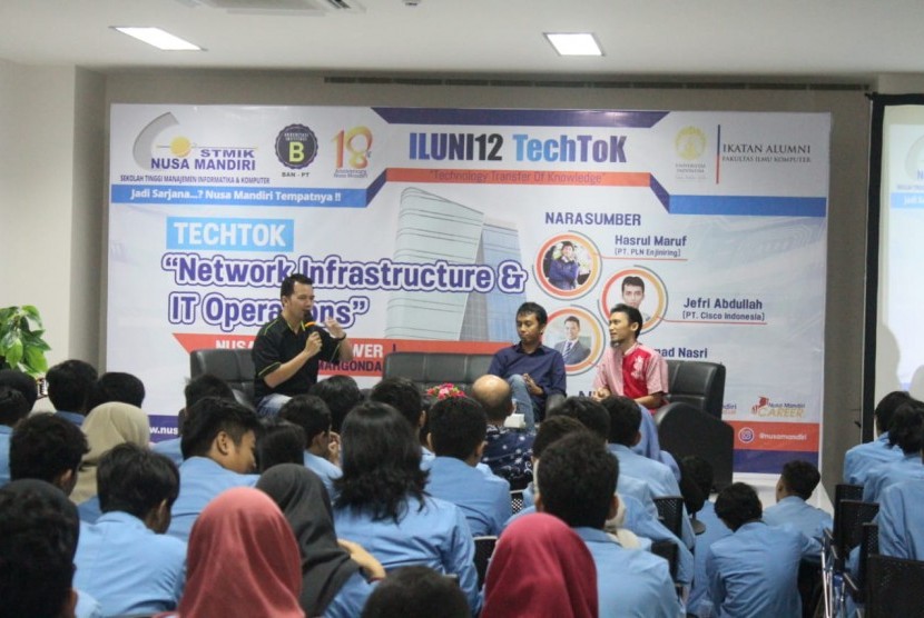 Suasana Iluni12 TechToK yang pertama di Gedung Nusa Mandiri,  Margonda Depok, Kamis  (10/10).