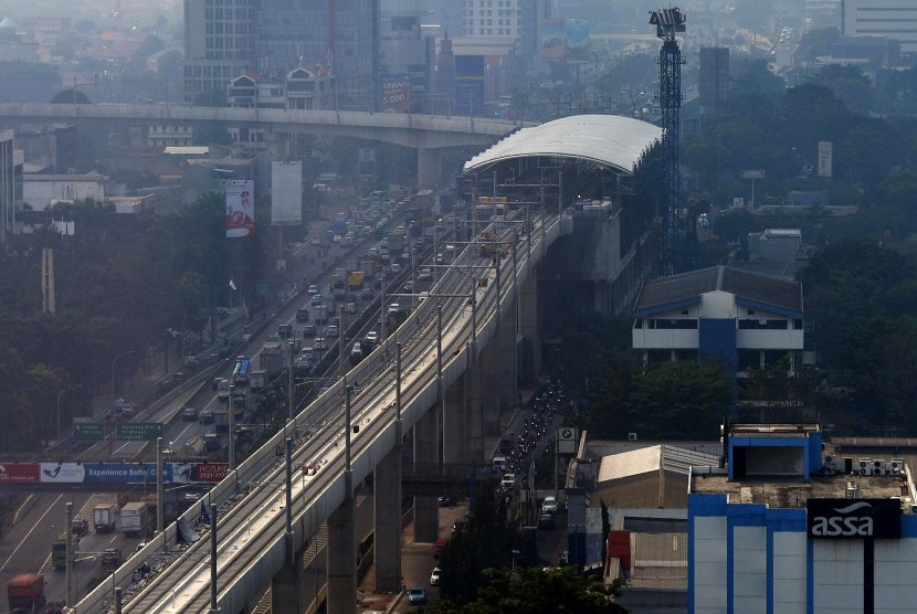 Suasana infrastruktur jalur layang Mass Rapid Transit Fase I Lebak Bulus-Bundaran HI di Jakarta Selatan, Kamis (26/7). 